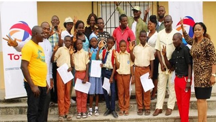 Albert Mabuyaku, corporate affairs manager; Mrs. Chinwe Ifechigha, corporate social responsibility manger, both from Total Nig Plc; Michael Eyide, Mr. Solomon Edun and Mr, Omajuwa Eyito, Koko Community Management Authority (KCMA) Education Subcommittee Members, with the Teachers,  some Serving Youth Corps  Members in Koko and  the successful candidates after the Scholarship Examination in koko.